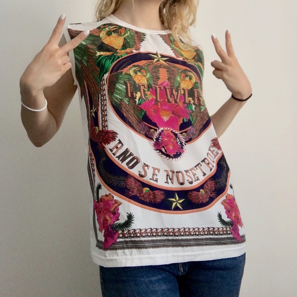 Graphic sleeveless tee
